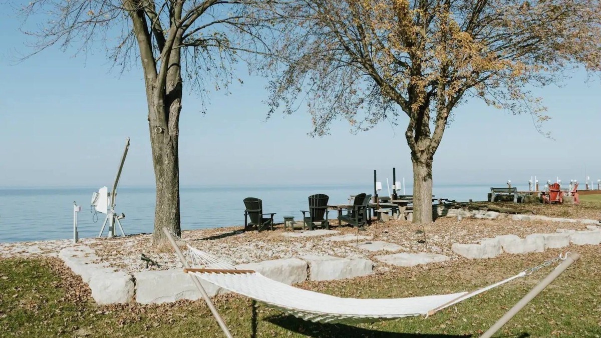Pointe aux Roches House | Upscale Cottage/HOT TUB/Main house + Studio Loft