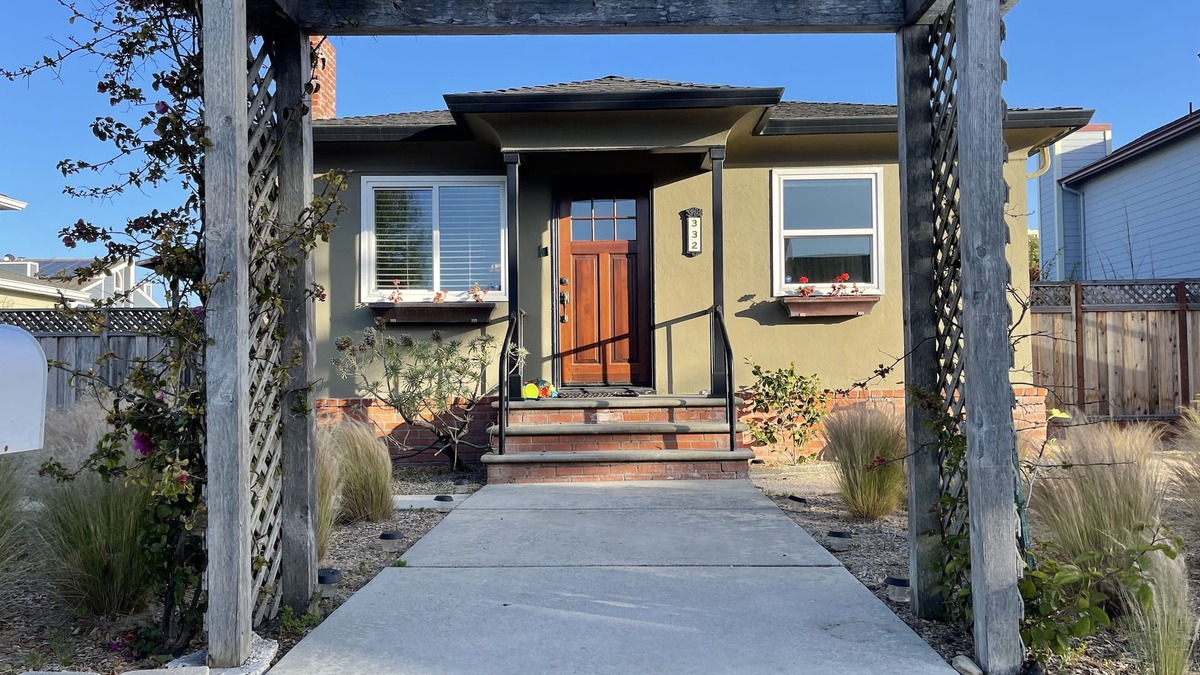 Half Moon Bay House | Upscale cottage: First block from the beach