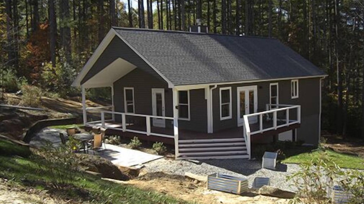 Hendersonville House | Upscale Dog Friendly Peaceful Cottage Near Town & TV Fun