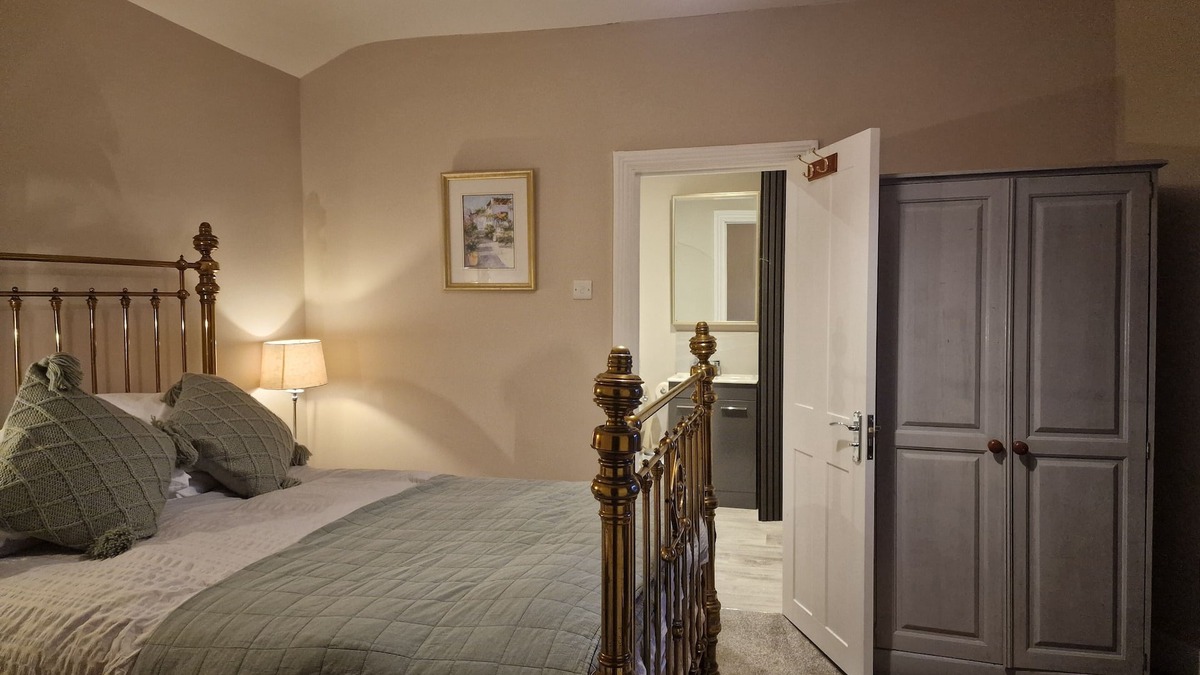 Earlsfield Bed & Breakfast | Upscale Double Room with private bathroom 300 yards from Earlsfied Station