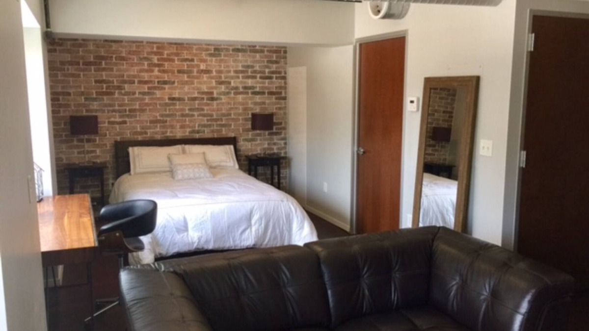 Financial District Condo | Upscale Downtown Condo- Perfect Corp rental, Walk to 6th St, the Capitol & UT