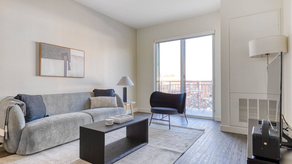 Elmhurst Apartment | Upscale Elmhurst 1BR w/Lounge, Pool & Gym nr Metra, by Blueground