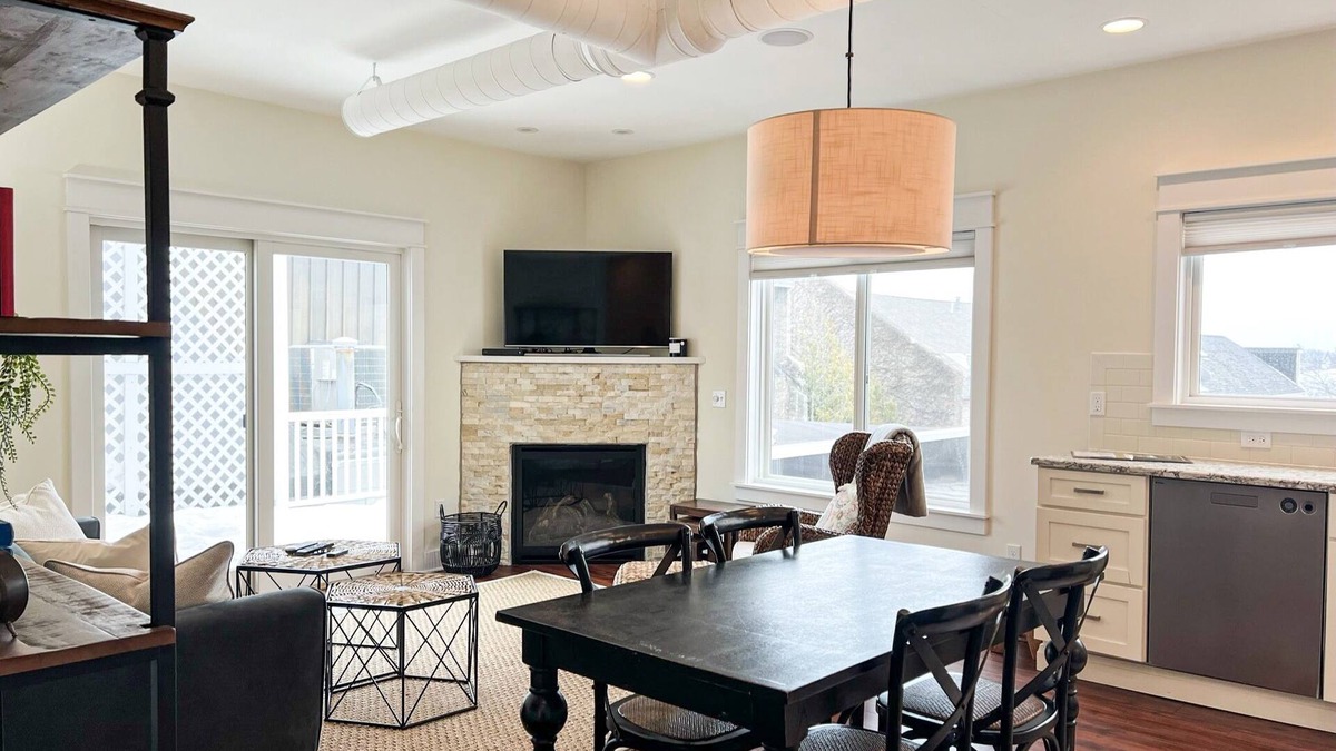 Harbor Springs Condo | Upscale Flat w/Private Ent on Main St. 2BD/1BA + AC, Wifi, Rooftop Deck