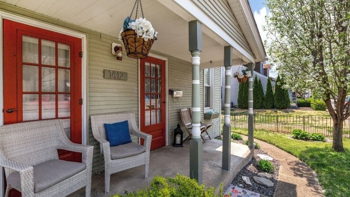 St. Charles Historic District House | UPSCALE HISTORIC MAIN ST*Huge Dining, Kitchen,Fenced BckYrd. PETS/Handicap acces