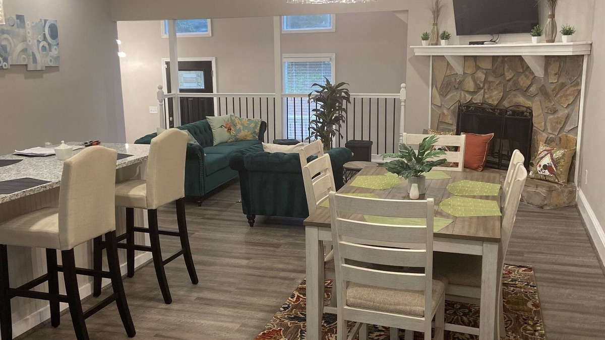 Woodstock House | Upscale Home! 4 Min From Lake Allatoona! n18 Min from LakePointe Sports Complex!