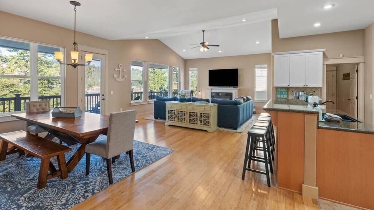 Latah Valley House | Upscale Huge Home/ 2 Decks w Views/ 2 Living Rooms