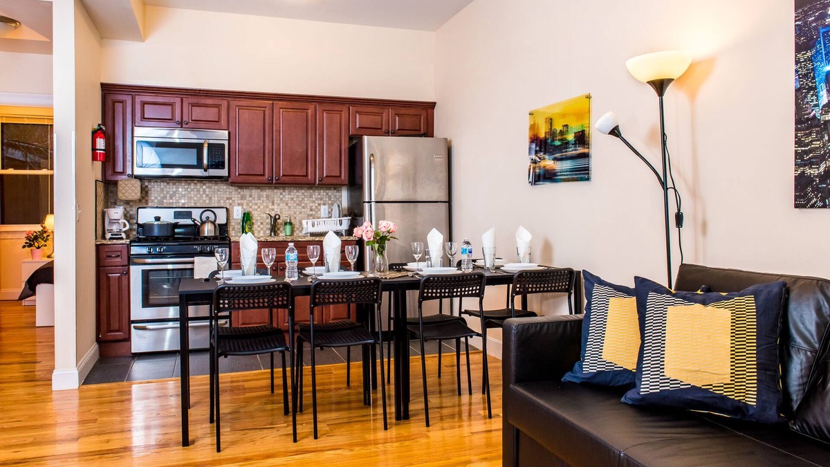 McGinley Square Apartment | *Upscale in Prime Area, Minutes to Subway/Path Train; 8-10ppl. w/Garage!