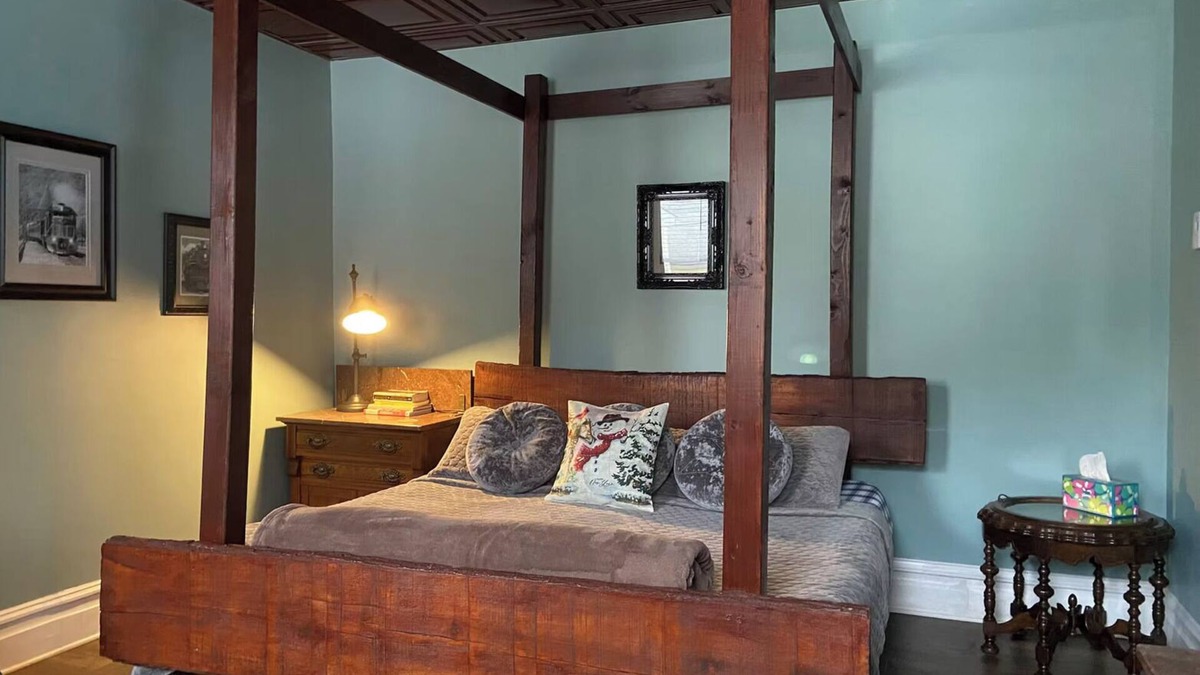 Ashfield Apartment | Upscale King Suite with Purple Mattress and reserved off-street parking