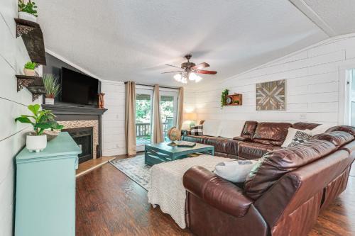 Pottsboro House | Upscale Lake Texoma Vacation Home 1 Mi to Marina!