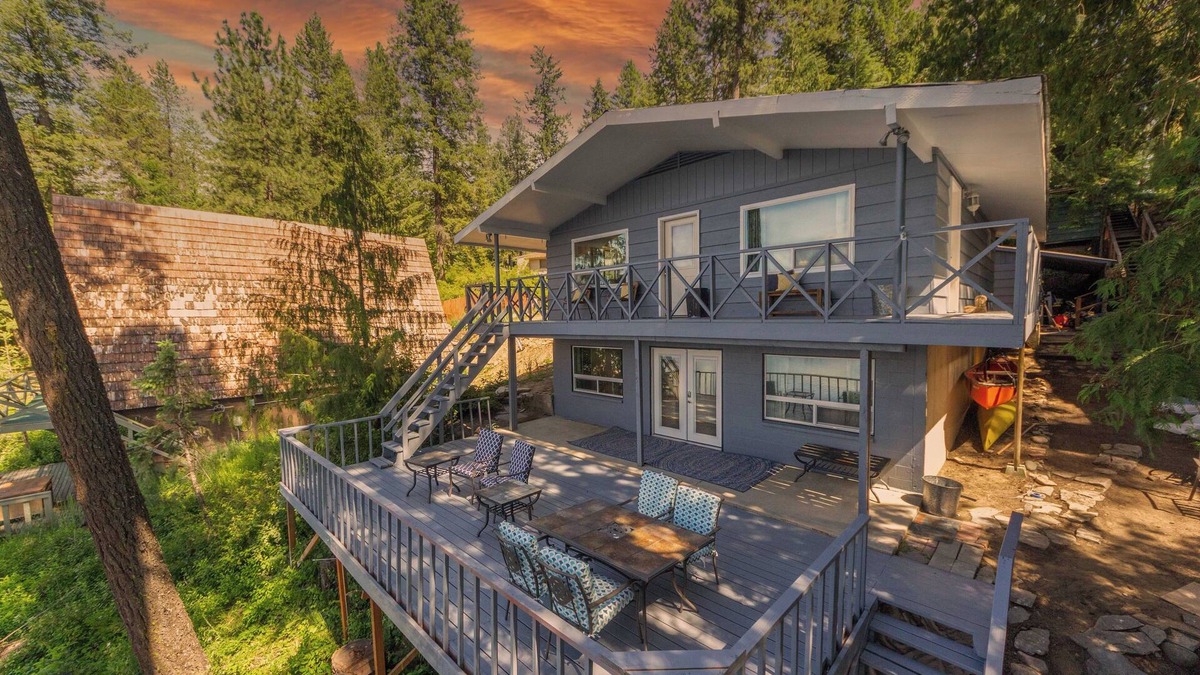 Newport Cabin | Upscale Lakefront Family Getaway