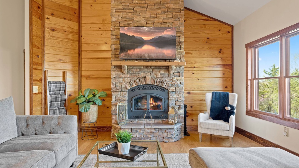 Arrow Point Cabin | Upscale Lakefront Table Rock Cabin with nearby Launch