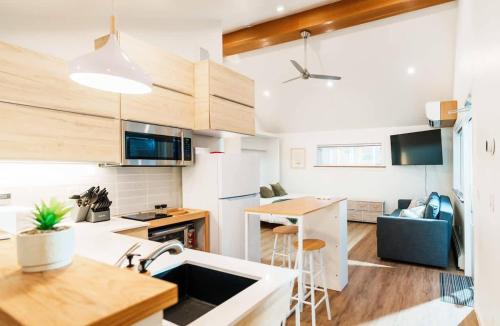 Kensington Apartment | Upscale Laneway Loft Near Downtown AC WiFi