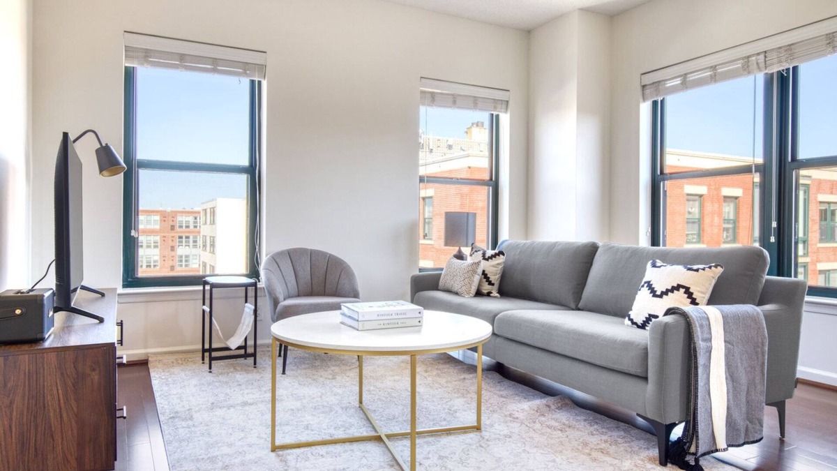 Logan Circle Apartment | Upscale Logan Circle 2BR w/Gym, W/D & Pool, walk to bars, by Blueground