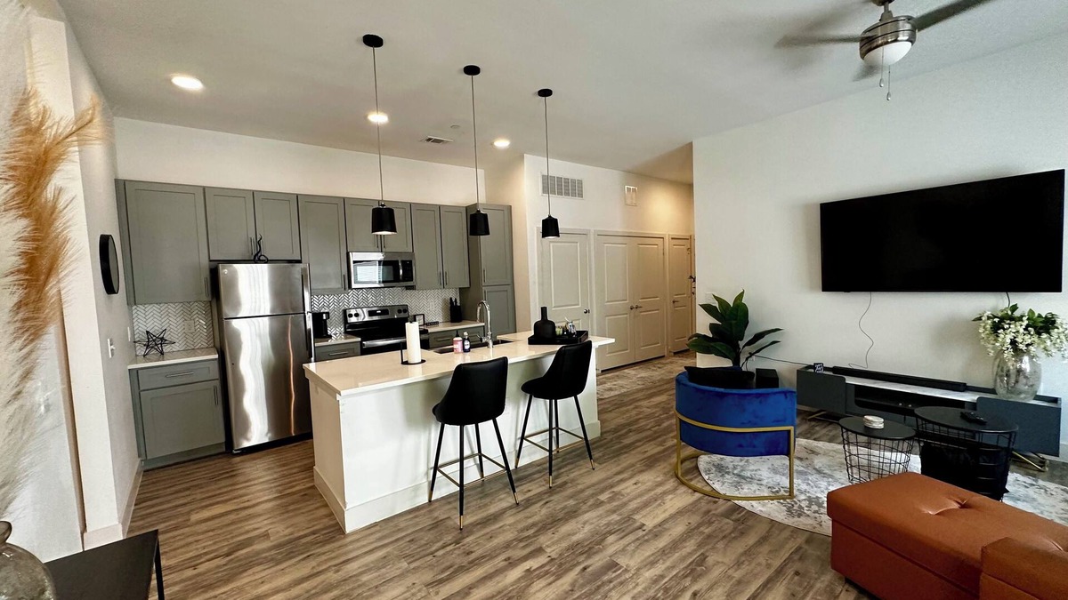 Midland Apartment | Upscale MODERN 1BD 1BATH w/KING size bed, sofa couch, full kitchen &AMENITIES!