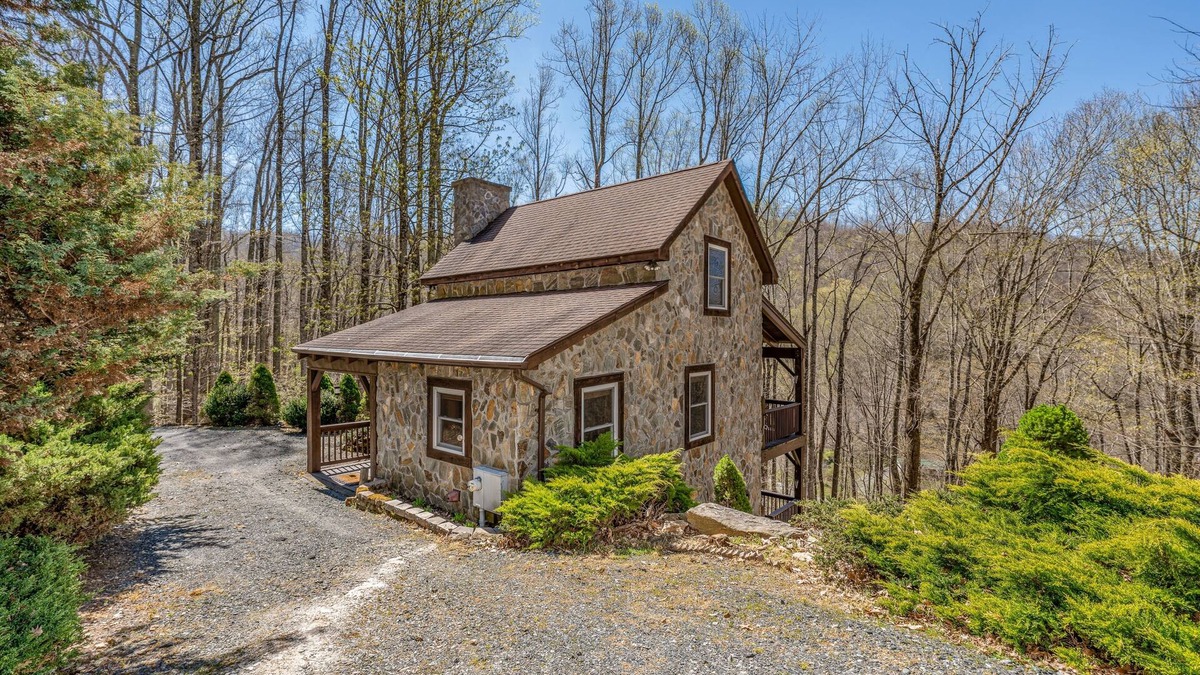 Elk Park Cabin | Upscale mountain log cabin with decks, fireplaces, & two primary bedrooms