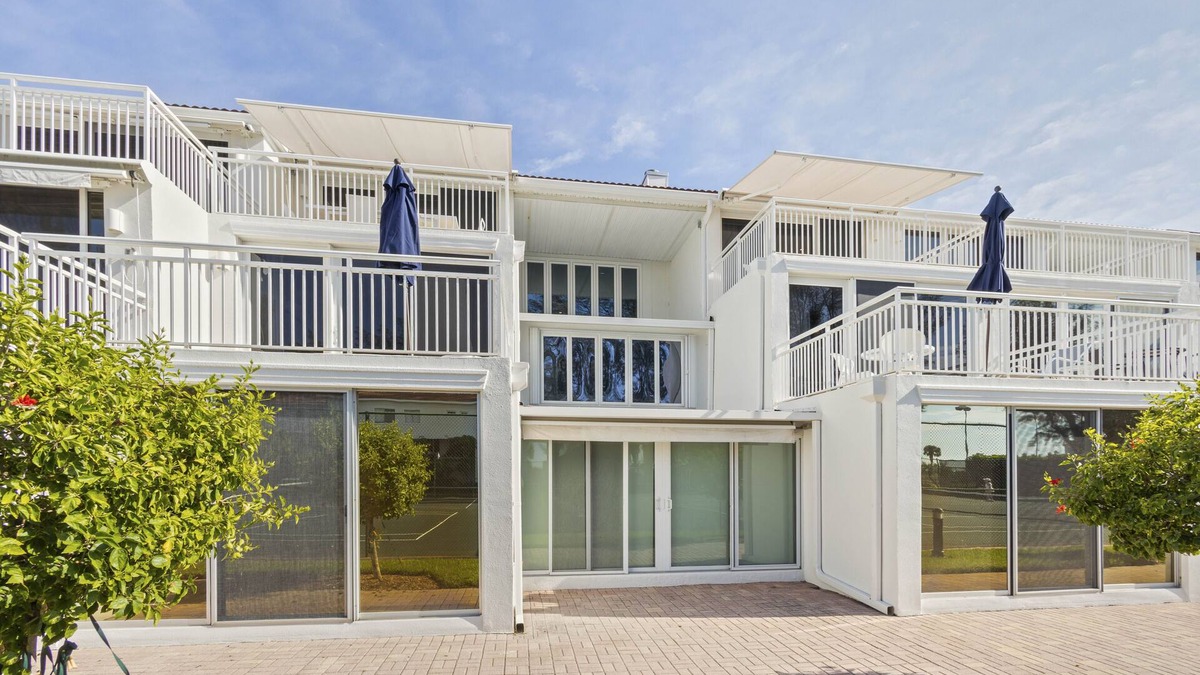 Longboat Key Condo | Upscale Oceanfront Condo – Roomy & Refined: Club Longboat #334 by RVA