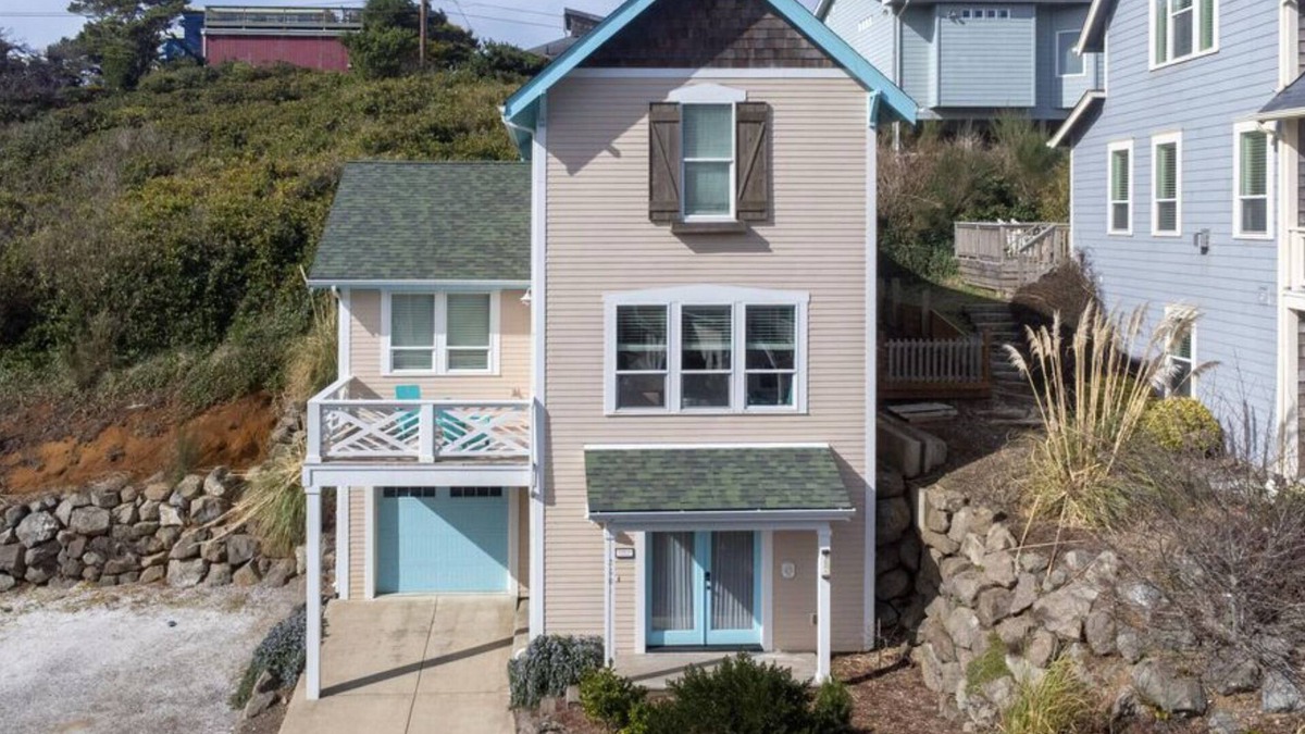 Logsden House | Upscale Olivia Beach Home in Lincoln City, Pet Friendly, Hot Tub, Sleeps 10.