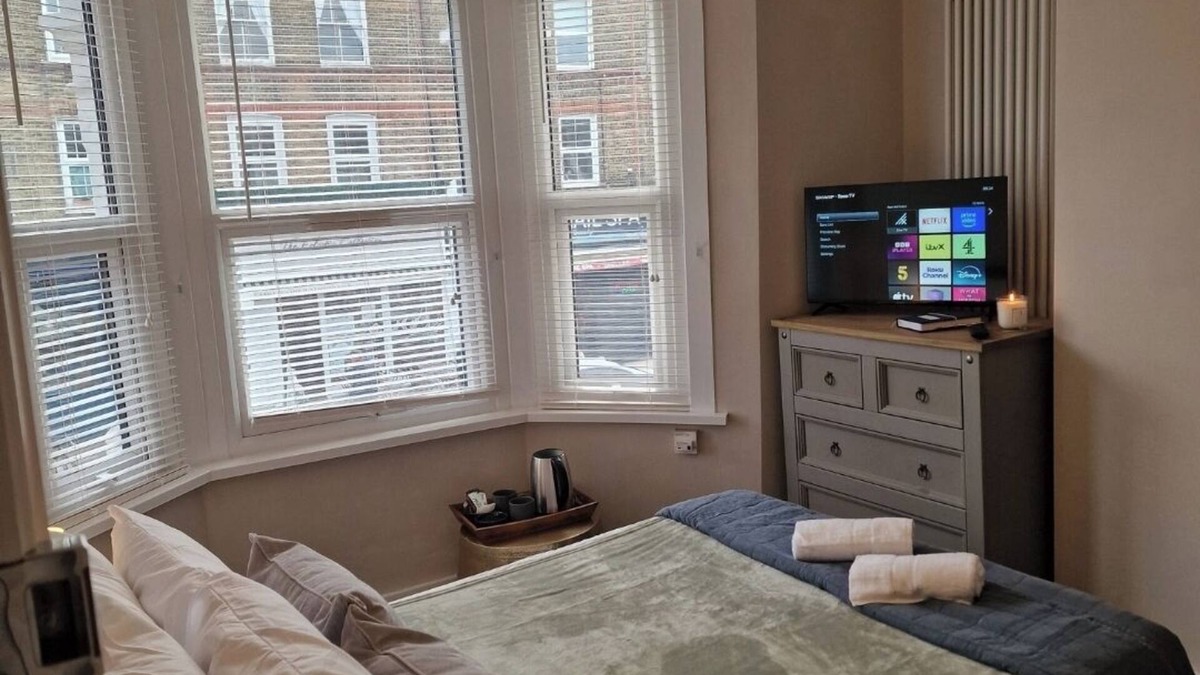 Earlsfield Apartment | Upscale private 2 x double bedroom apartment with sofa bed, kitchen and bathroom
