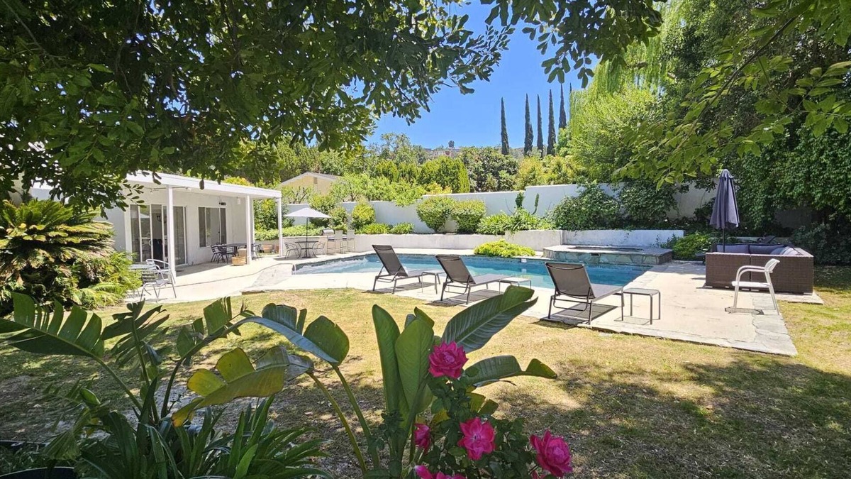 Woodland Hills House | UPSCALE PRIVATE HOUSE RELAX POOL&JACUZZI 4BEDROOM 3BATH exceptional LOCATION