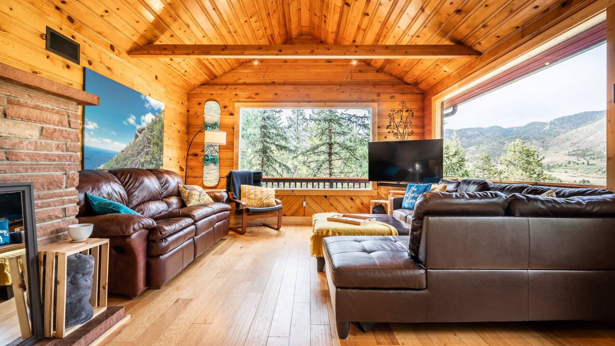 Cascade-Chipita Park Cabin | Upscale Remolded Modern Mountain Cabin l HOT TUB l Valley view l King suites