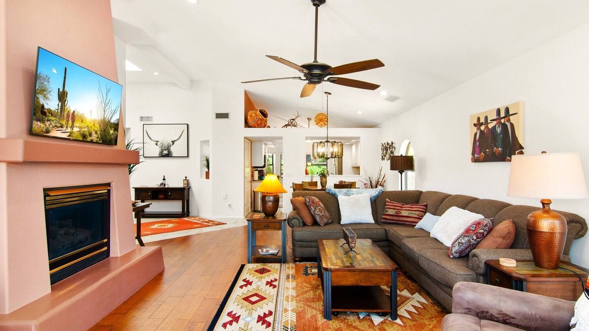 Oak Creek House | UPSCALE Sedona VIEWS-heated POOL-golf-hot tub-Pball-tennis-fireplace-PRIVATE
