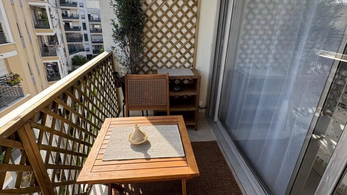 Plateau - Mont-Valerien Apartment | Upscale studio with balcony-La Défense