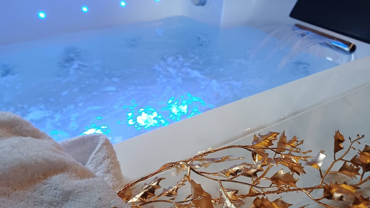Bligny sur Ouche Apartment | Upscale suite with private spa and indoor pool.