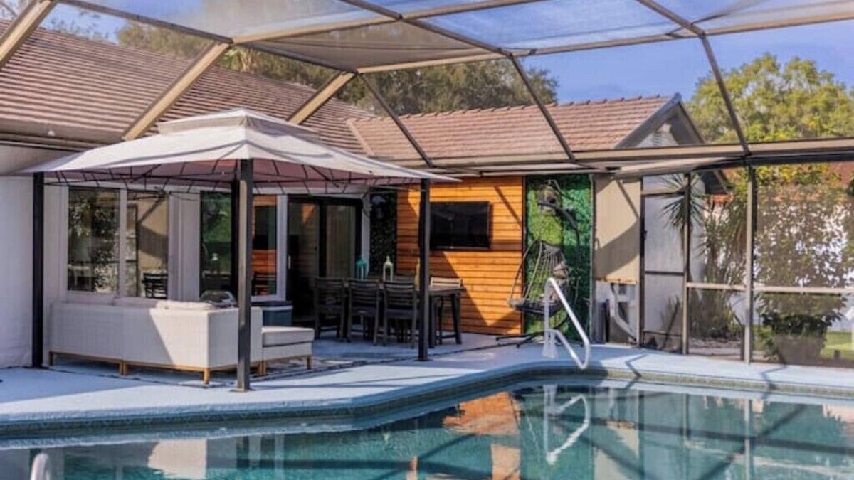 Carrollwood House | Upscale Tampa Bay Dream Home Pool/Putting Green