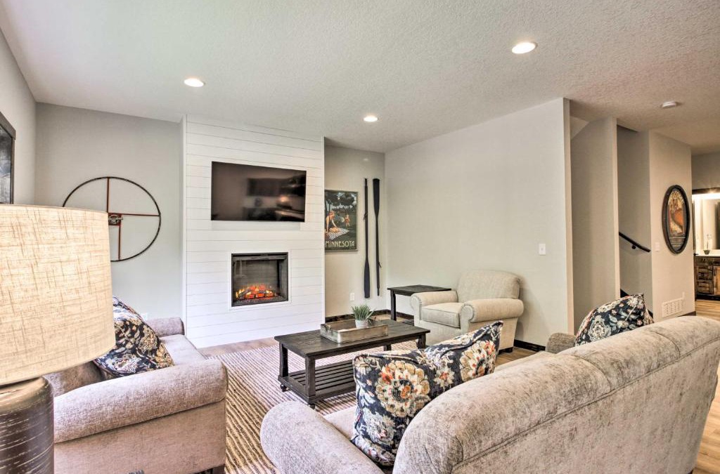 Lake Shore House | Upscale Townhome in Causeways on Gull Resort!