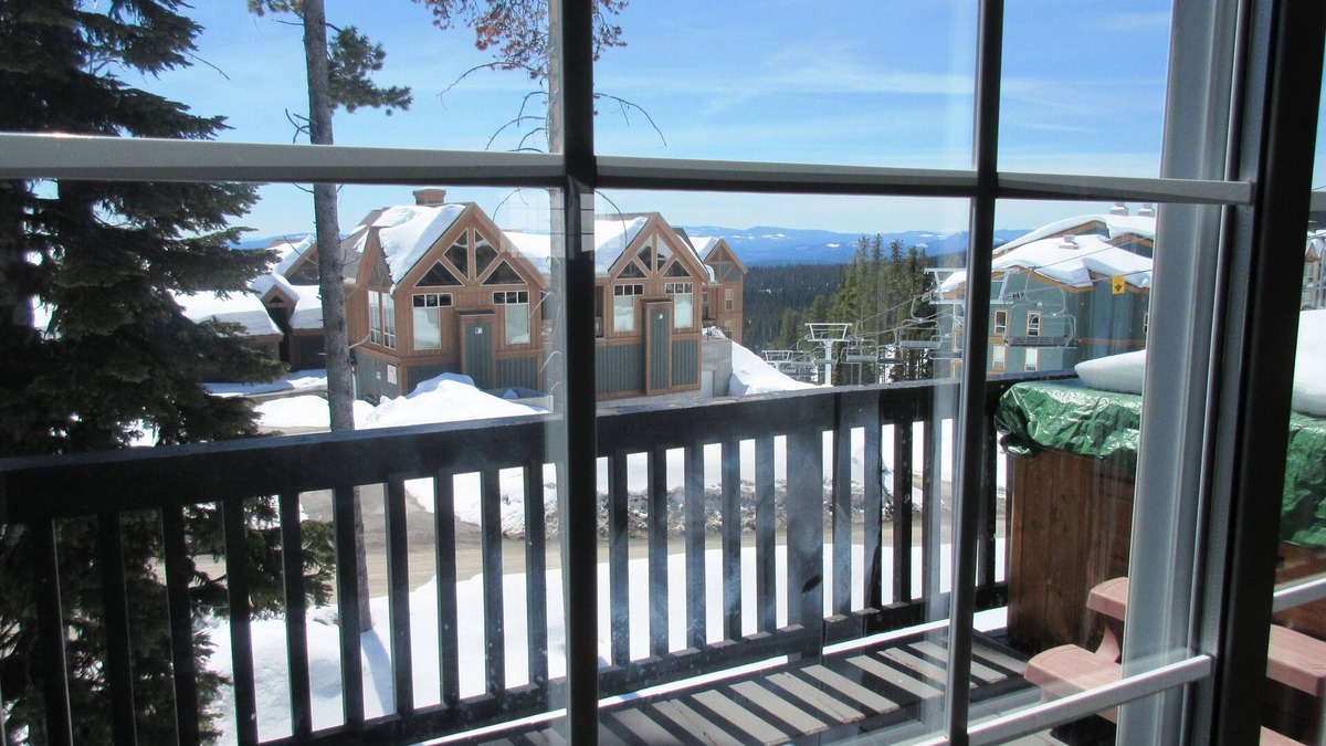 Big White Ski Resort House | Upscale Townhouse At Village Center With Ski In/Out Access.