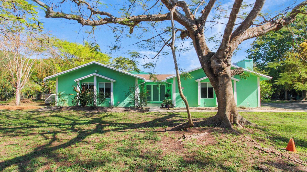 Homestead House | Upscale Tropical Hideaway for Families & Groups. Pet-Friendly!