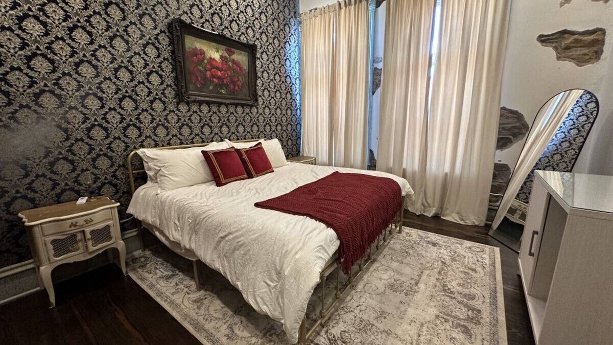 Okemah Apartment | Upscale Western Inn With Historical Distinction and Modern Comfort