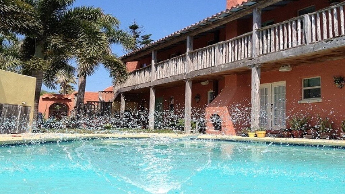 Port Isabel Apartment | Upstairs 2BR with Balcony Hammock – Historic Alta Vista Near South Padre