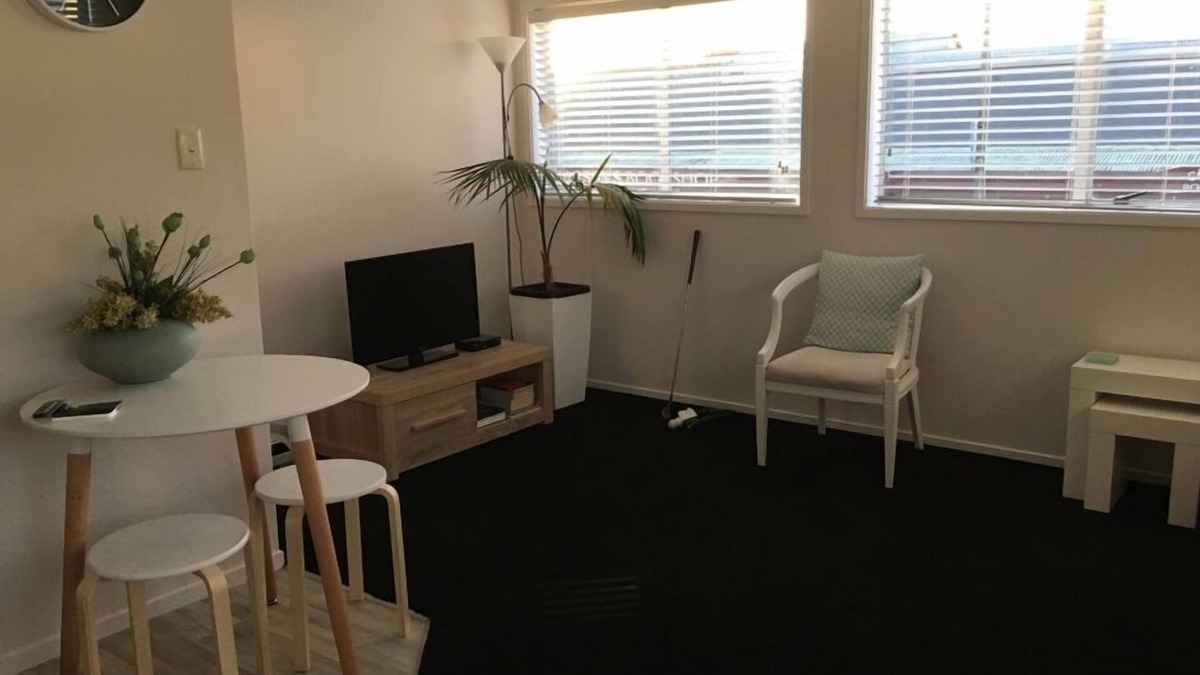 Thames Condo | Upstairs Apartment in Central Thames