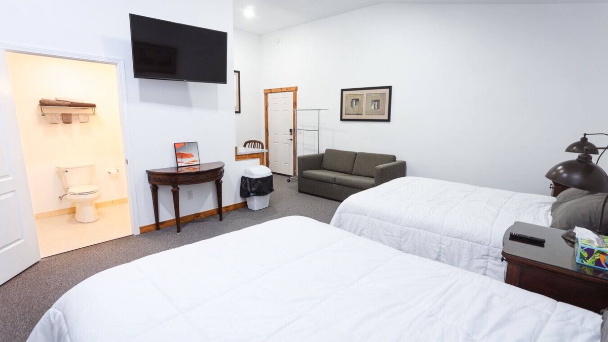Keeling Hotel | Upstairs Double Queen