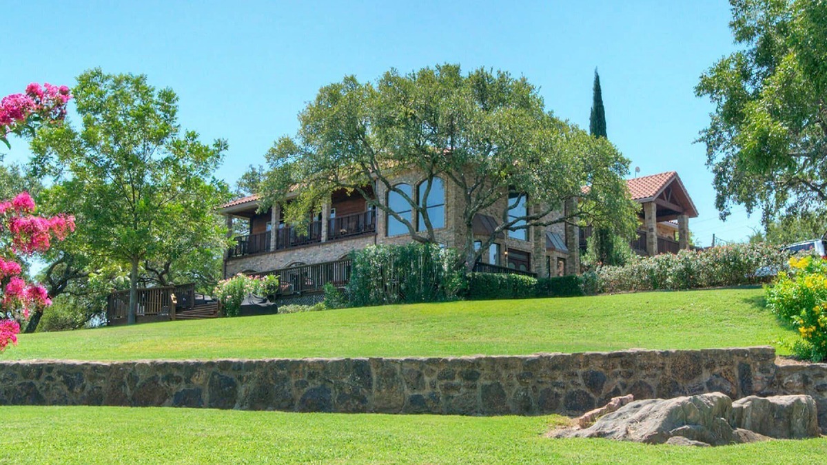 Buchanan Dam House | Upstay—10 Acre Lakeside Retreat w Private Jetty