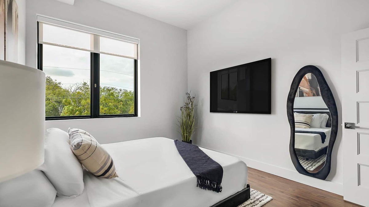 West Congress Apartment | Upstay! New Renos Spacious Apartment Near Soco