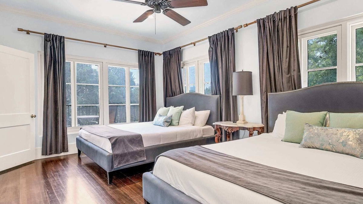Old Enfield House | Upstay - Sleeps 22 w/Pool BBQ Games Palms & More!