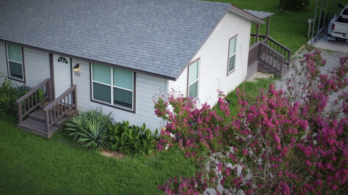 Mead Cabin | Upstream Cottage-Lake Texoma. RV awning to park boat. Near boat ramp & marina.