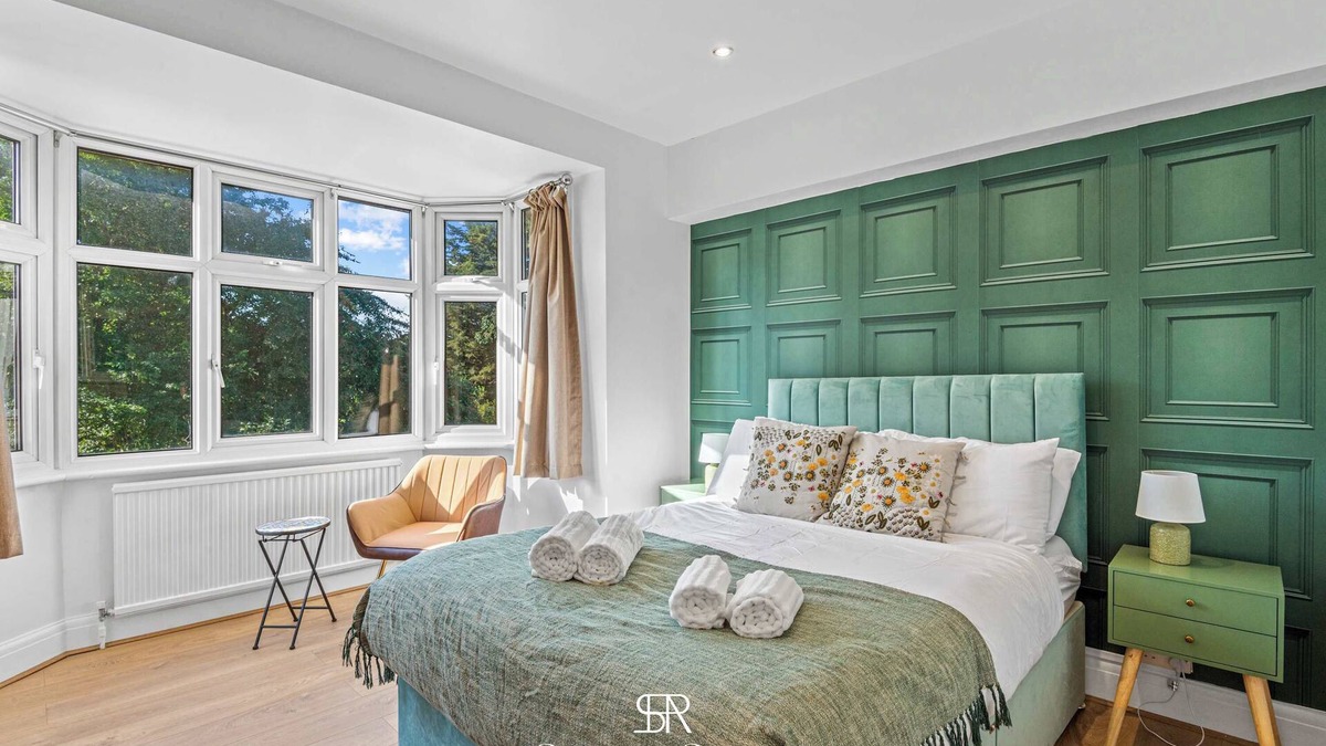Reading House | Upto 20% OFF - Modern 6BR for Stay- Parking