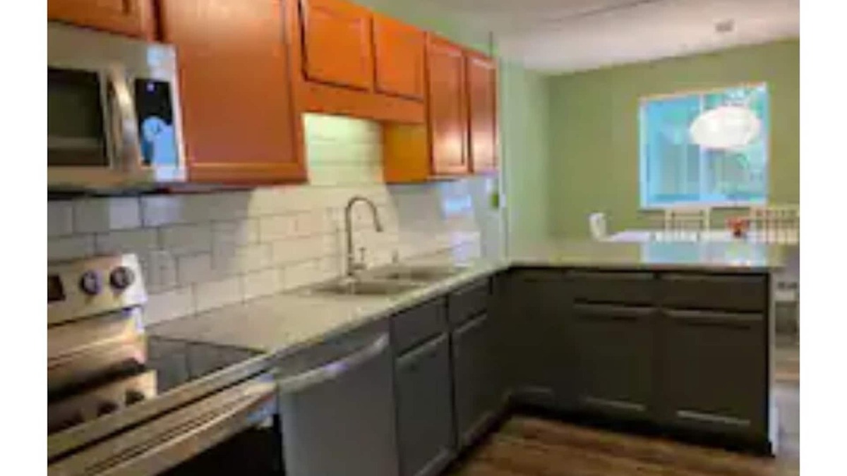 Athens House | Uptown 6-Bdrm House, 2 Kitchens, Brand New Remodel