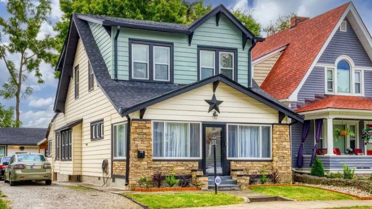 New Albany House | Uptown Class