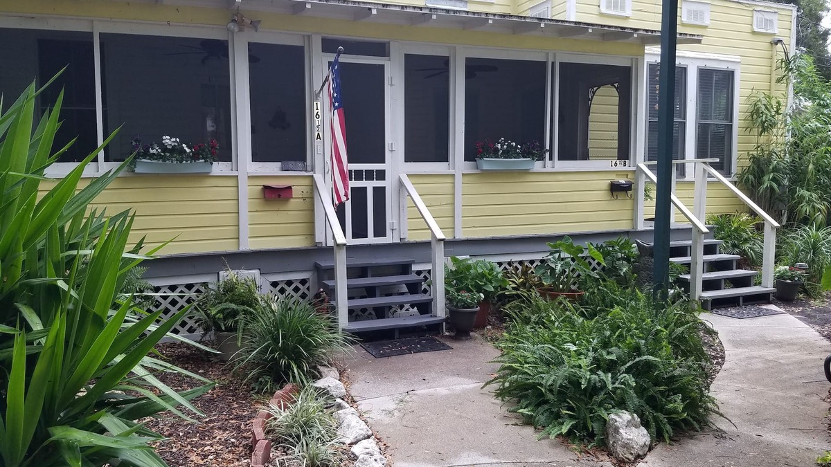 St. Augustine Cottage | Uptown Classic Bungalow Walk to Castillo de San Marcos, Ripley's, Restaurants!