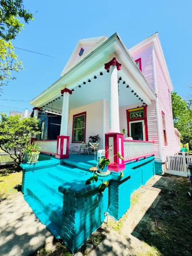 Columbus Apartment | Uptown Colorful Cottage by the Riverwalk