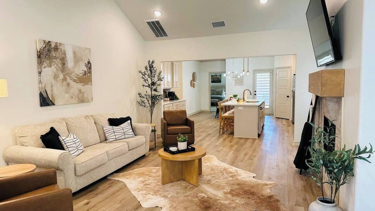 Lubbock House | Uptown Elegance 7 minutes to Texas Tech