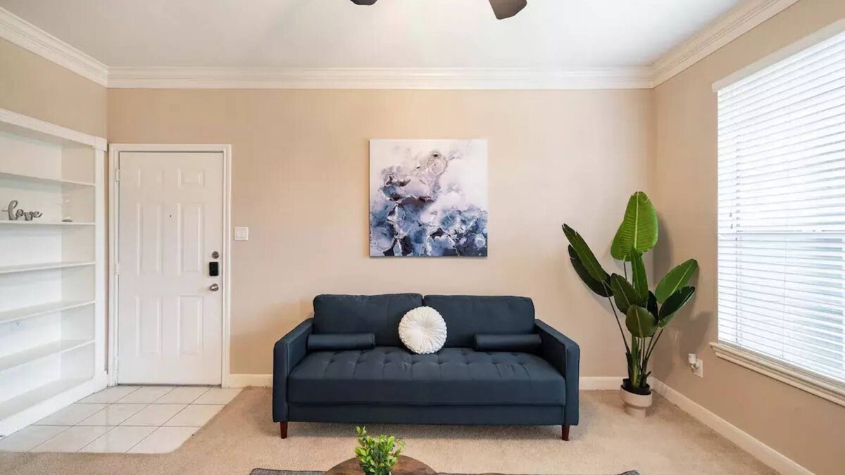 Houston Apartment | Uptown Escape | Modern, 1BD Apt near the Galleria