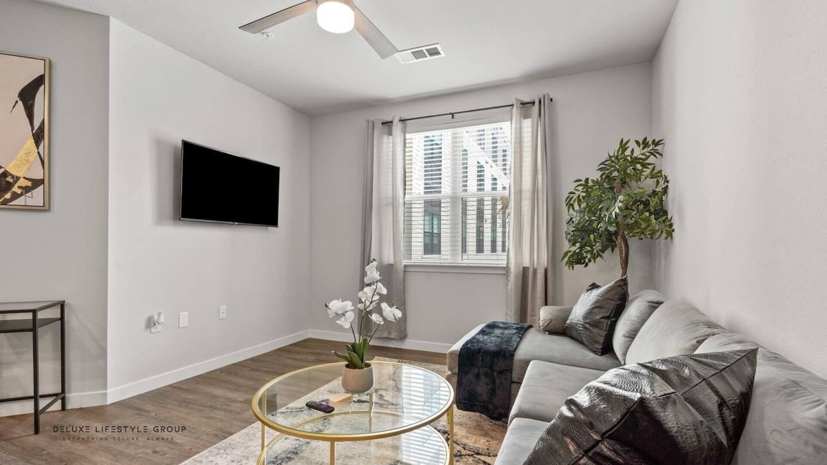 Spring Branch East Apartment | Uptown Houston Luxury King Suite