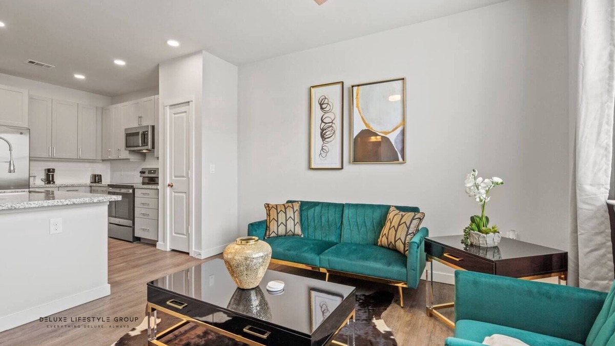Spring Branch East Apartment | Uptown Houston Modern Queen Suite