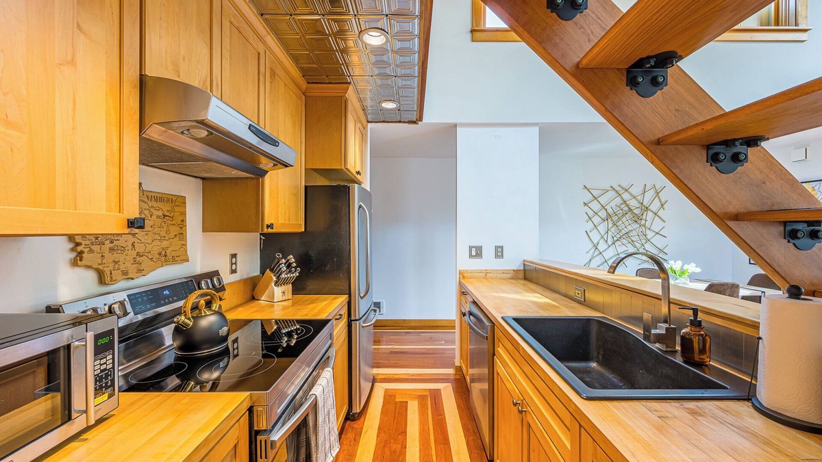 Port Townsend Condo | Uptown Loft: walk to everything! Monthly rental in the heart of Port Townsend