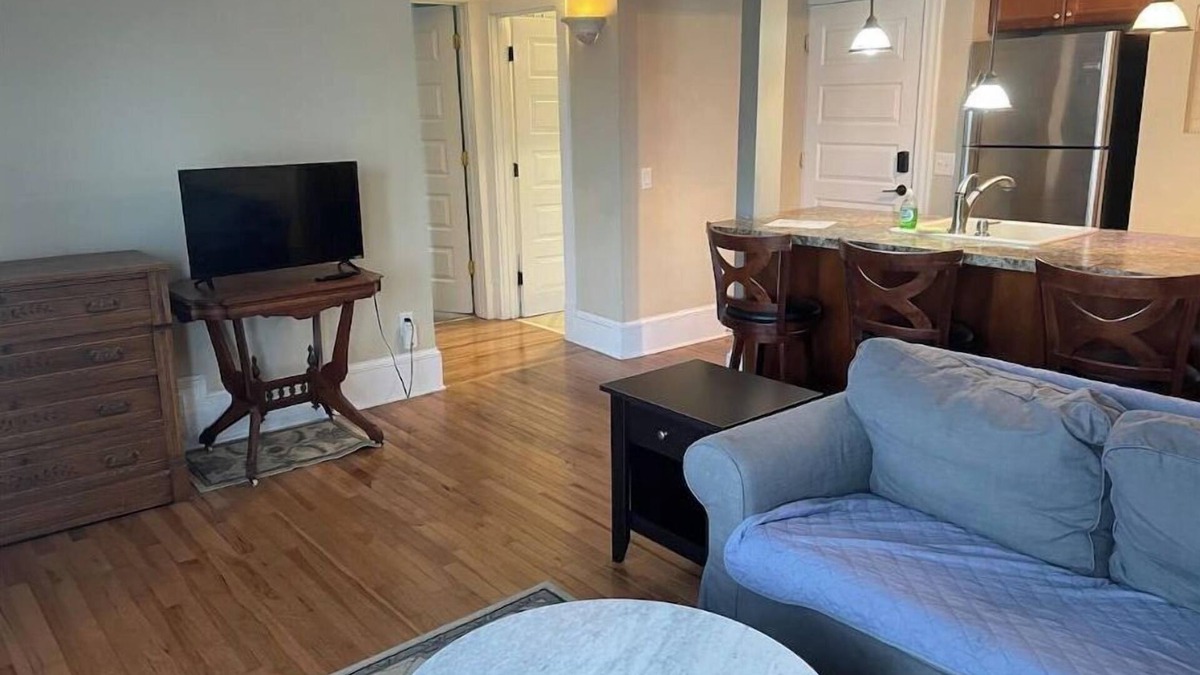 Lowry Hill East Apartment | Uptown Minneapolis - Wedge Neighborhood Apt 3